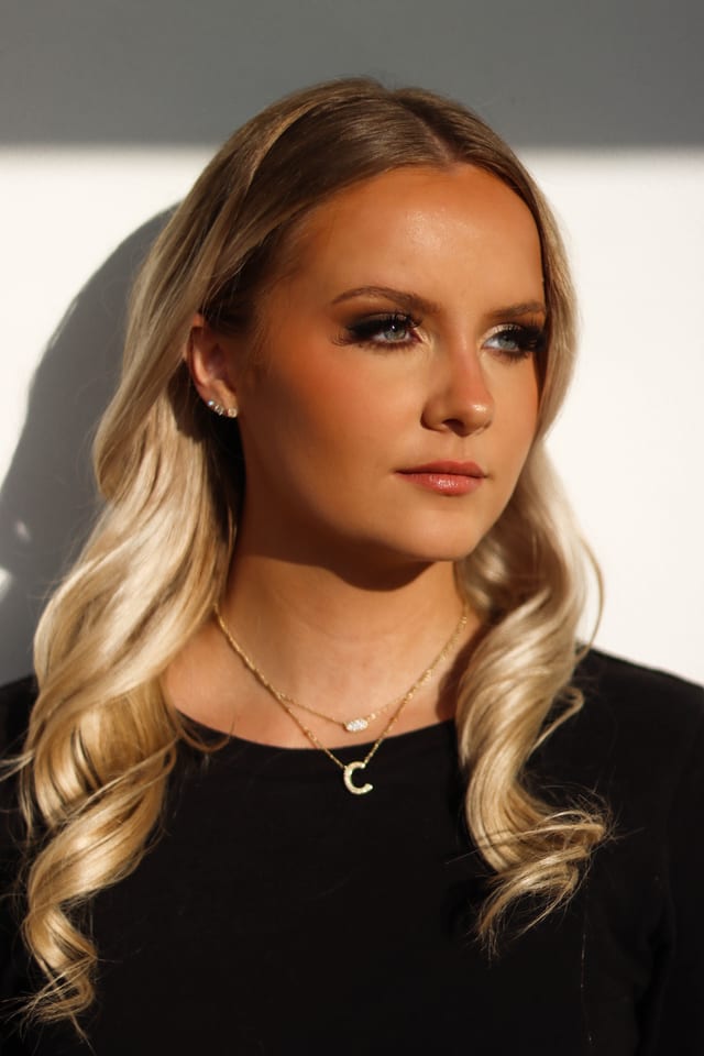 Smoky-eye glam with bouncy blonde waves